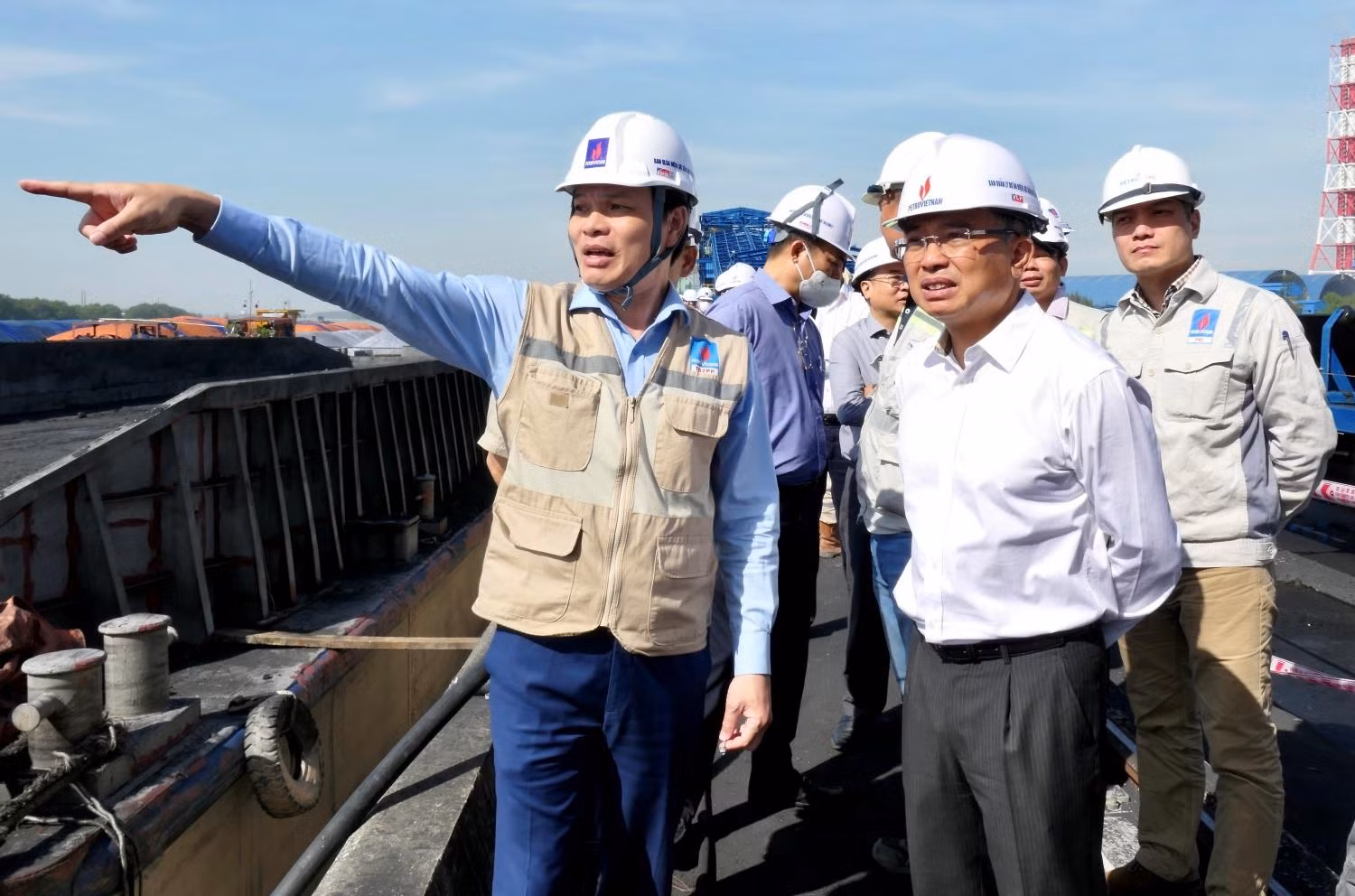 Chủ tịch Hội đồng thành viên Petrovietnam Hoàng Quốc Vượng cùng đoàn công tác kiểm tra tiến độ hạng mục cảng nhận than. Ảnh: pvn.vn