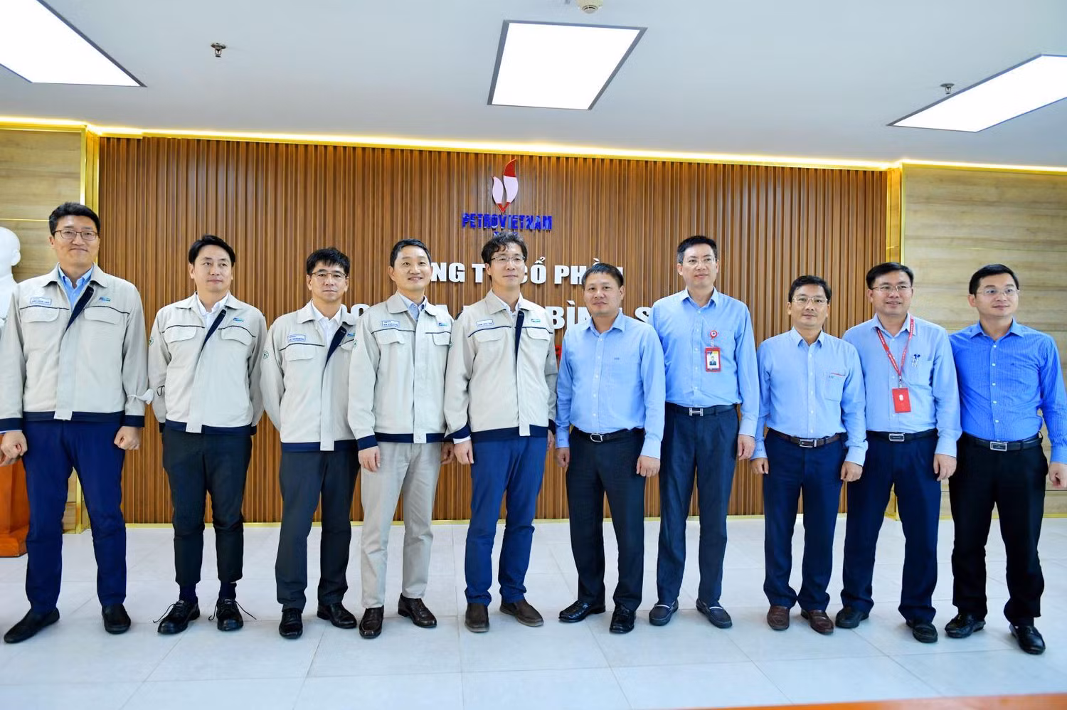 Lãnh đạo 2 doanh nghiệp chụp ảnh lưu niệm sau buổi làm việc. Ảnh: BSR