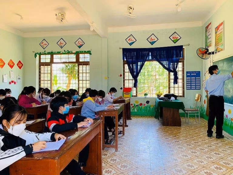 Thầy và trò Trường Phổ thông dân tộc bán trú trung học cơ sở Trà Mai, huyện Nam Trà My (Quảng Nam). Ảnh: Website nhà trường