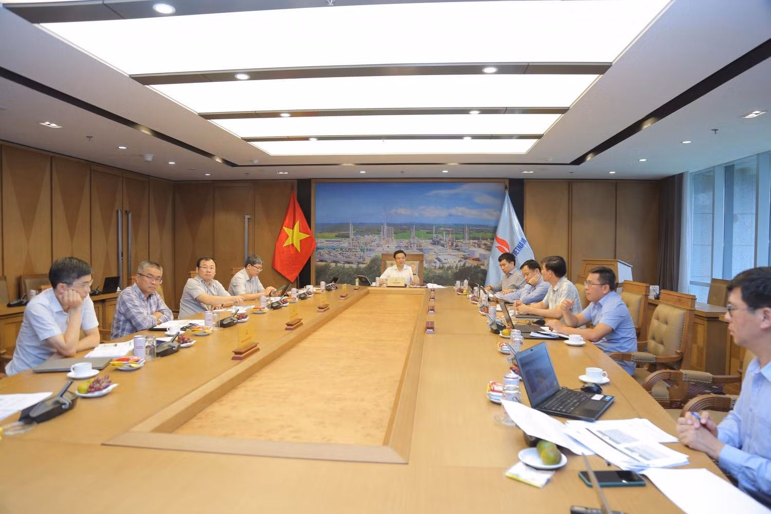 Tổng Giám đốc Tập đoàn Dầu khí Việt Nam (Petrovietnam) Lê Mạnh Hùng đã chủ trì cuộc họp về tình hình triển khai các chuỗi liên kết giá trị trong Tập đoàn. Ảnh: PVN Tổng Giám đốc Tập đoàn Dầu khí Việt Nam (Petrovietnam) Lê Mạnh Hùng đã chủ trì cuộc họp về tình hình triển khai các chuỗi liên kết giá trị trong Tập đoàn. Ảnh: PVN