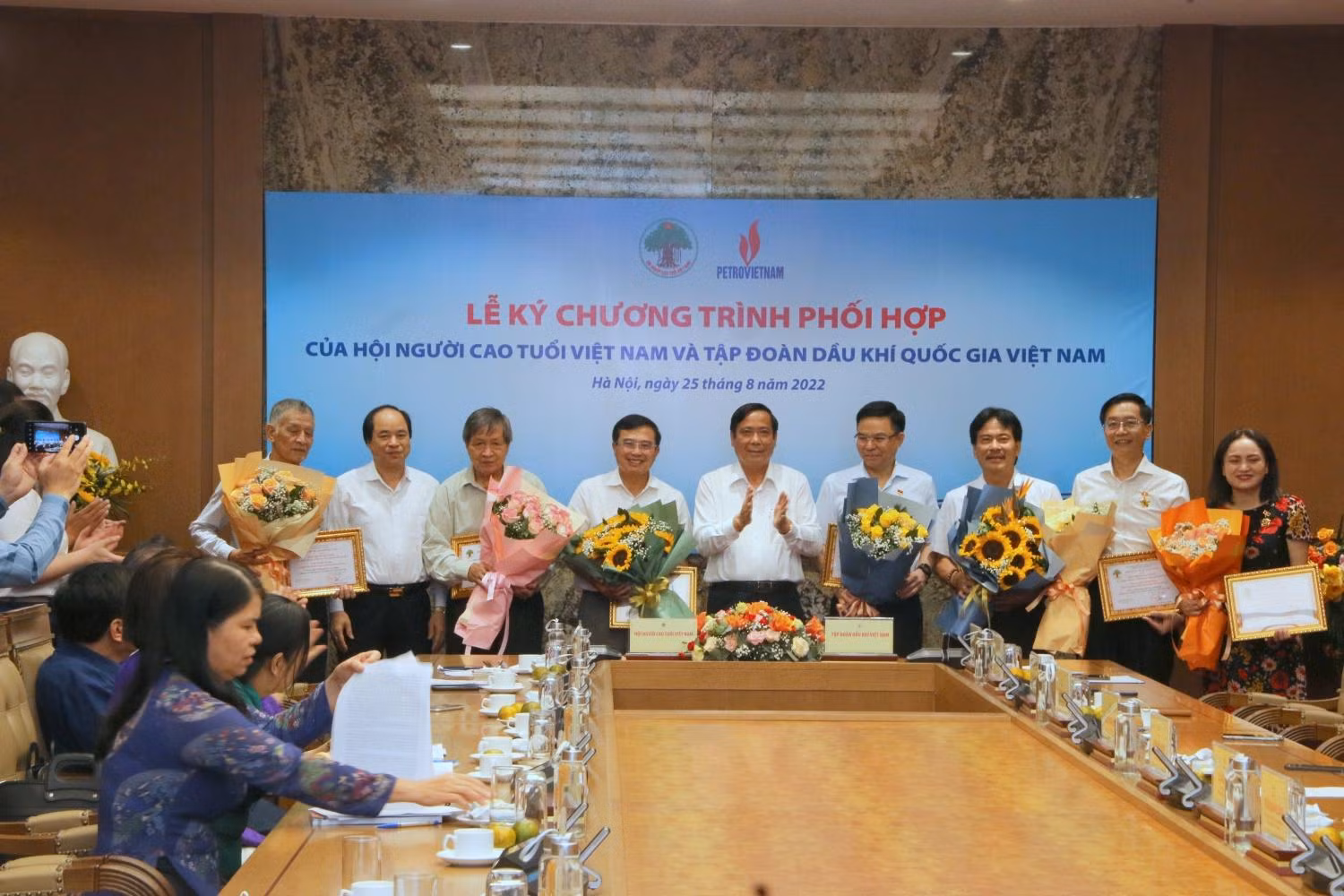 Lãnh đạo Hội Người cao tuổi Việt Nam trao Kỷ niệm chương "Vì sự nghiệp chăm sóc và phát huy vai trò người cao tuổi Việt Nam" cho các đồng chí lãnh đạo tại Tập đoàn. Ảnh: PVN