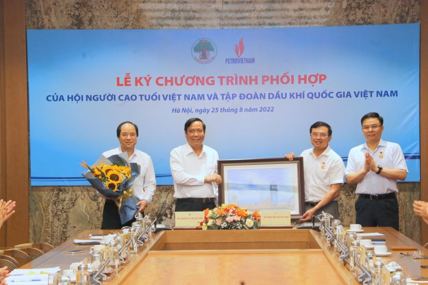 Lãnh đạo Tập đoàn trao tặng ảnh lưu niệm cho Hội Người cao tuổi Việt Nam. Ảnh: PVN