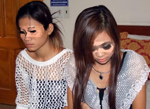 Linh không thể ngờ sau hai ngày một đêm nằm tàu lặn lội ra Thủ Đô để rồi ngay lần “vui vẻ” đầu tiên, cô đã bị bắt quả tang khi đang “chiều khách”. Ảnh chỉ mang tính chất minh họa.