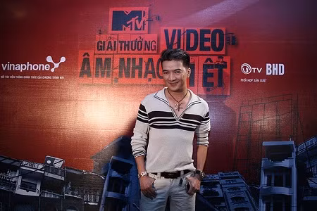 Đàm Vĩnh Hưng xuất hiện tại buổi họp báo với phong cách trẻ trung