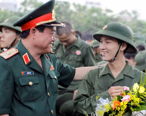 Thiếu tướng Trần Đơn, Phó Tư lệnh – Tham mưu trưởng Quân khu 7 động viên chiến sĩ trẻ. Thiếu tướng Trần Đơn, Phó Tư lệnh – Tham mưu trưởng Quân khu 7 động viên chiến sĩ trẻ.