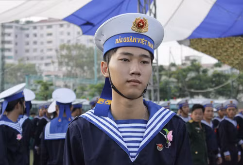 Đoàn viên Hùng Minh Hiếu, 18 tuổi, sống tại phường 3, quận 4 trong ngày hội tòng quân. Đoàn viên Hùng Minh Hiếu, 18 tuổi, sống tại phường 3, quận 4 trong ngày hội tòng quân.