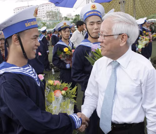Chủ tịch UBND Thành phố Hồ Chí Minh Lê Hoàng Quân tặng hoa, động viên thanh niên địa phương trước lúc lên đường Chủ tịch UBND Thành phố Hồ Chí Minh Lê Hoàng Quân tặng hoa, động viên thanh niên địa phương trước lúc lên đường