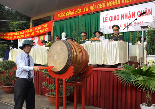 Ông Nguyễn Tiến Đạt, Chủ tịch UBND quận 4, nổi hồi trống mở hội giao quân Ông Nguyễn Tiến Đạt, Chủ tịch UBND quận 4, nổi hồi trống mở hội giao quân