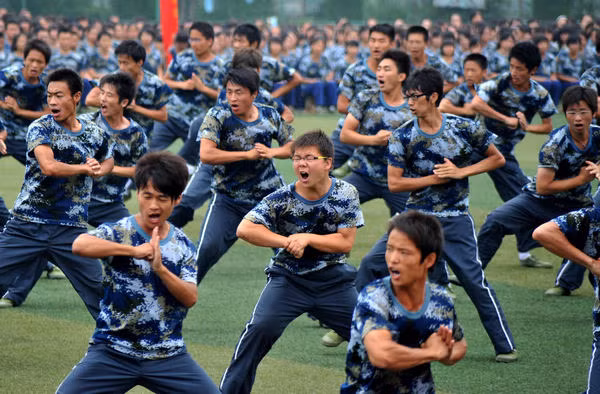 Sinh viên của một trường đại học ở tỉnh Sơn Đông, Trung Quốc luyện tập theo chương trình giáo dục quốc phòng bắt buộc (ảnh chụp ngày 27/8/2011).