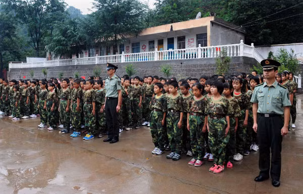 Học sinh tiểu học tại Songxian, Hà Nam, Trung Quốc tham gia khoá học giáo dục quốc phòng kéo dài 5 ngày (ảnh chụp ngày 5/9/2011).