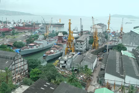 3 tàu khu trục lớp Kolkata đang được đóng tại nhà máy đóng tàu Mazagon. 3 tàu khu trục lớp Kolkata đang được đóng tại nhà máy đóng tàu Mazagon.