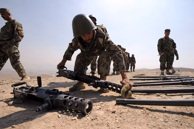 Các binh sỹ quân đội quốc gia Afghanistan đang tập bắn đạn thật bằng những khẩu súng máy 12,7 mm dưới sự hướng dẫn của các sỹ quan Pháp. Các binh sỹ quân đội quốc gia Afghanistan đang tập bắn đạn thật bằng những khẩu súng máy 12,7 mm dưới sự hướng dẫn của các sỹ quan Pháp.