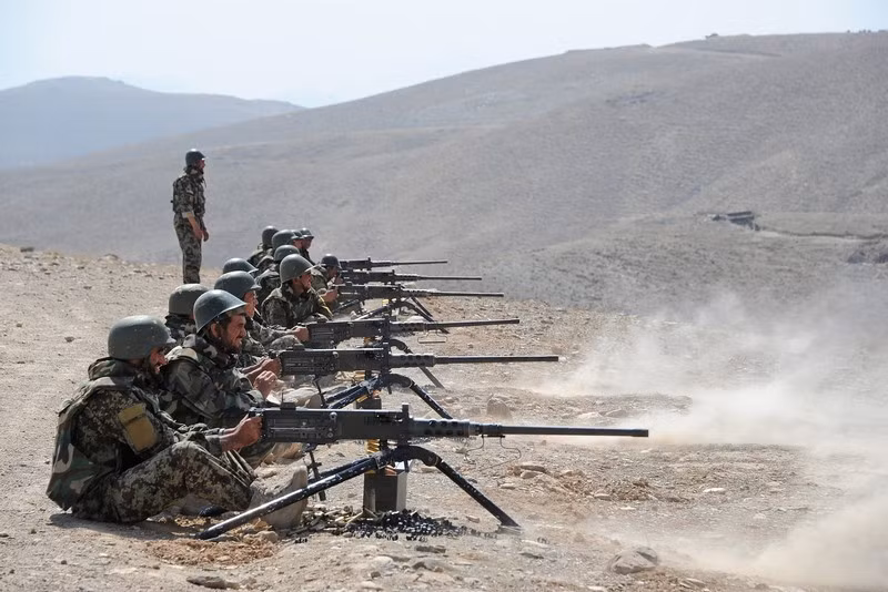 Các binh sỹ quân đội quốc gia Afghanistan đang tập bắn đạn thật bằng những khẩu súng máy 12,7 mm dưới sự hướng dẫn của các sỹ quan Pháp. Các binh sỹ quân đội quốc gia Afghanistan đang tập bắn đạn thật bằng những khẩu súng máy 12,7 mm dưới sự hướng dẫn của các sỹ quan Pháp.