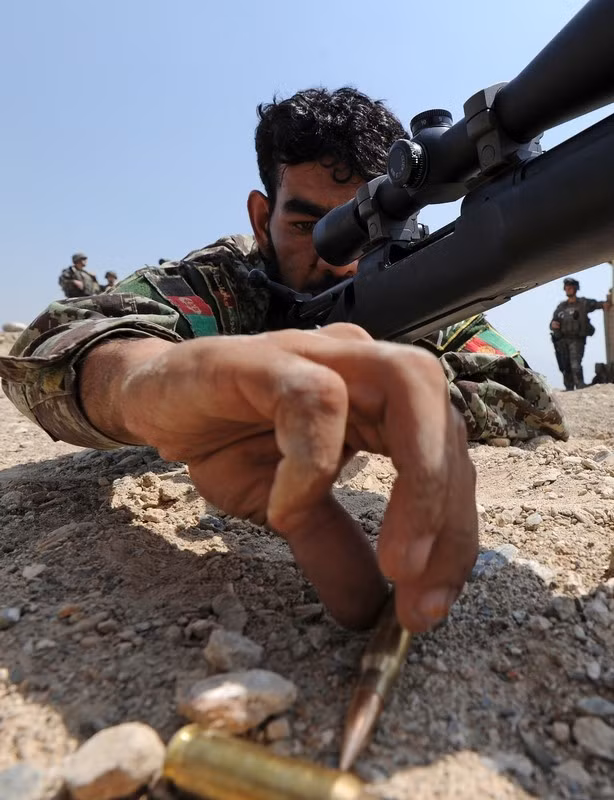 Binh sỹ Afghanistan đang tập bắn bằng khẩu M-24. Binh sỹ Afghanistan đang tập bắn bằng khẩu M-24.