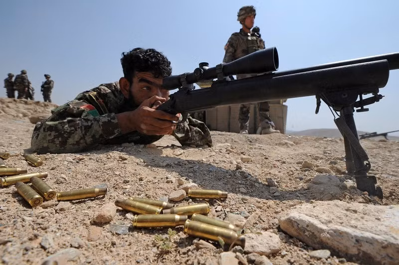 Binh sỹ Afghanistan đang tập bắn bằng khẩu M-24. Binh sỹ Afghanistan đang tập bắn bằng khẩu M-24.