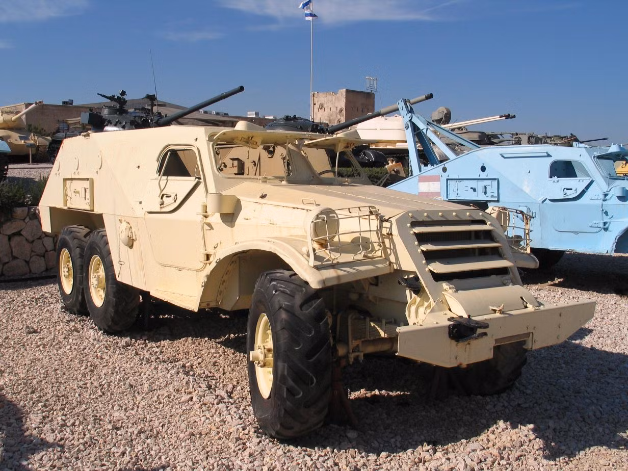 Xe thiết giáp BTR-152 do Liên Xô cũ sản xuất trong biên chế, trưng bày của quân đội nhiều nước