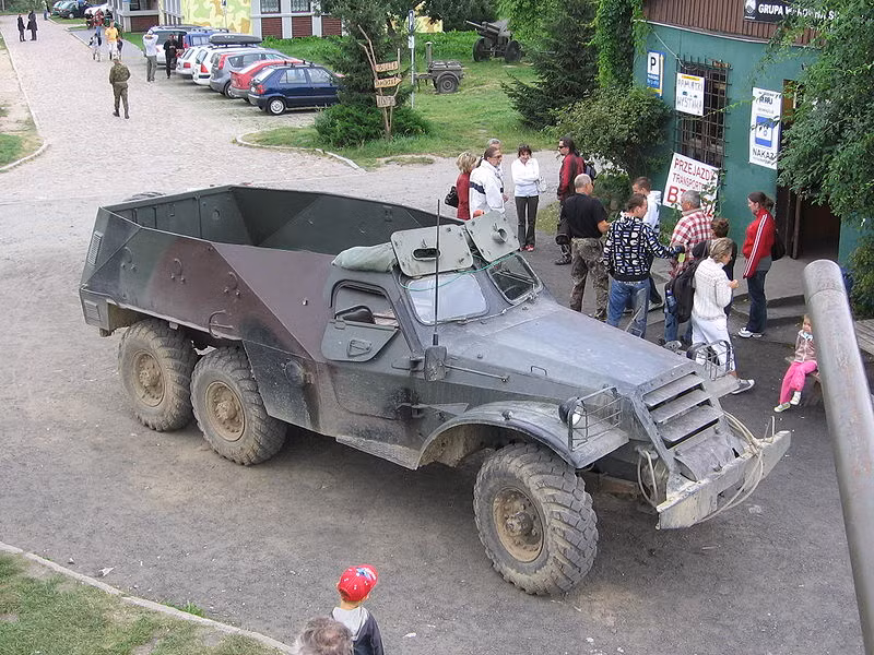 Xe thiết giáp BTR-152 do Liên Xô cũ sản xuất trong biên chế, trưng bày của quân đội nhiều nước