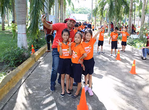 Sinh hoạt và giao tiếp thường xuyên với giáo viên nước ngoài giúp trại sinh nâng cao khả năng Anh ngữ (ảnh:NHG)