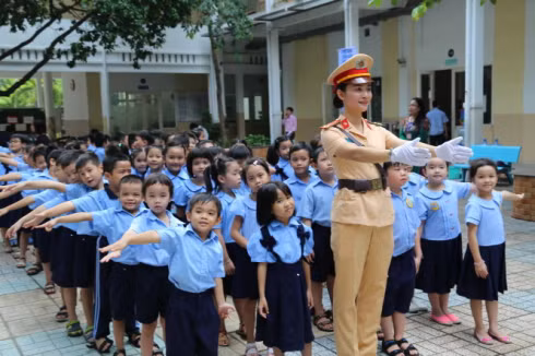 Cảnh sát giao thông tuyên truyền luật giao thông cho học sinh ở Thành phố Hồ Chí Minh (ảnh: csgt.vn) Cảnh sát giao thông tuyên truyền luật giao thông cho học sinh ở Thành phố Hồ Chí Minh (ảnh: csgt.vn)