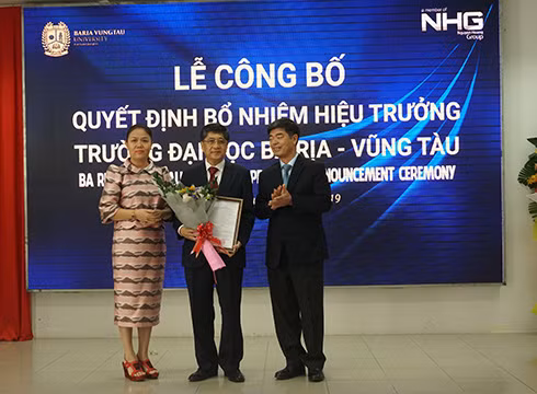 Lãnh đạo Tập đoàn Nguyễn Hoàng trao quyết định cho tân Hiệu trưởng Trường Đại học Bà Rịa - Vũng Tàu (ảnh: NHG) Lãnh đạo Tập đoàn Nguyễn Hoàng trao quyết định cho tân Hiệu trưởng Trường Đại học Bà Rịa - Vũng Tàu (ảnh: NHG)