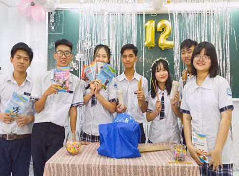Học sinh Trường Trần Quốc Toản với các phần quà bảo vệ môi trường (ảnh: CTV) Học sinh Trường Trần Quốc Toản với các phần quà bảo vệ môi trường (ảnh: CTV)