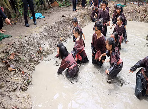 Học sinh trải nghiệm ngày làm nông dân tại khu du lịch sinh thái (ảnh: NHG)