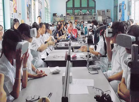 Phòng học STEM với kính thực tế ảo tại Trường trung học cơ sở Lê Quý Đôn, quận 3 (ảnh: SGGP) Phòng học STEM với kính thực tế ảo tại Trường trung học cơ sở Lê Quý Đôn, quận 3 (ảnh: SGGP)
