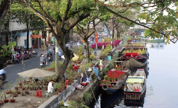Chợ hoa trên bến dưới thuyền ở TP.Hồ Chí Minh năm 2016, Ảnh Linh Hoàng/baogiaothong Chợ hoa trên bến dưới thuyền ở TP.Hồ Chí Minh năm 2016, Ảnh Linh Hoàng/baogiaothong