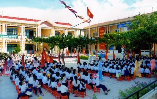 Lương tâm cắn rứt của người giáo viên dạy trường chuẩn quốc gia (Ảnh minh họa từ baochinhphu.vn) Lương tâm cắn rứt của người giáo viên dạy trường chuẩn quốc gia (Ảnh minh họa từ baochinhphu.vn)