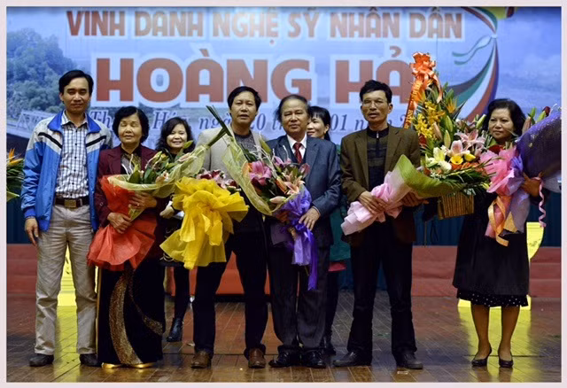 Nghệ sỹ nhân dân Hoàng Hải nhận hoa chúc mừng.