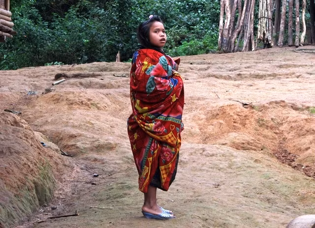 Vì không có quần áo, nhiều em phải lấy chăn quấn quanh người cho đỡ lạnh (Ảnh: Thủy Phan)