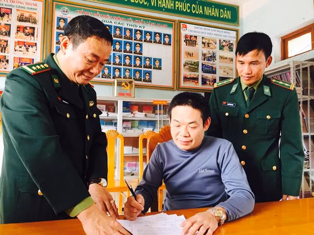 Các cơ quan chức năng đang làm thủ tục để bàn giao nạn nhân cho phía Trung Quốc (Ảnh: Đồn biên phòng cảng Gianh cung cấp) Các cơ quan chức năng đang làm thủ tục để bàn giao nạn nhân cho phía Trung Quốc (Ảnh: Đồn biên phòng cảng Gianh cung cấp)
