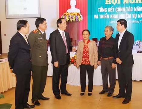 Đại tướng Trần Đại Quang trao đổi với các đại biểu dự Hội nghị triển khai nhiệm vụ năm 2016 của Ban Chỉ đạo Tây Nguyên (Ảnh: Thanh Liêm) Đại tướng Trần Đại Quang trao đổi với các đại biểu dự Hội nghị triển khai nhiệm vụ năm 2016 của Ban Chỉ đạo Tây Nguyên (Ảnh: Thanh Liêm)