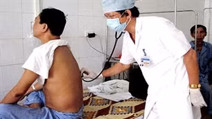 Điều trị cho bệnh nhân lao. Ảnh: KT