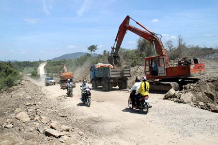 Công ty xây dựng giao thông Phú Yên thi công mở rộng quốc lộ 25. Ảnh: Thế Lập/TTXVN Công ty xây dựng giao thông Phú Yên thi công mở rộng quốc lộ 25. Ảnh: Thế Lập/TTXVN
