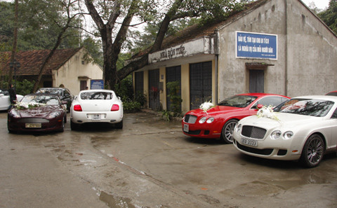 Aston Martin DB9 Volante màu mận chín đứng cạnh Bentley GT. Ảnh: Quyền Anh, VnExpress Aston Martin DB9 Volante màu mận chín đứng cạnh Bentley GT. Ảnh: Quyền Anh, VnExpress