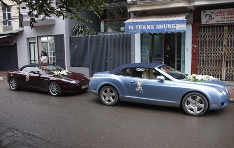 Bộ đôi mui trần Bentley GTC và Aston Martin DB9 Volante. Ảnh: Quyền Anh, VnExpress Bộ đôi mui trần Bentley GTC và Aston Martin DB9 Volante. Ảnh: Quyền Anh, VnExpress
