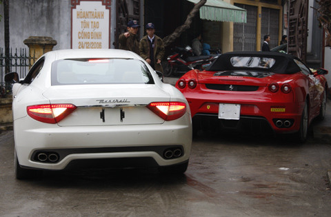 Maserati GranTurismo đứng cạnh Ferrari F430. Ảnh: Quyền Anh, VnExpress Maserati GranTurismo đứng cạnh Ferrari F430. Ảnh: Quyền Anh, VnExpress