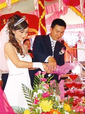 Đoàn đưa dâu diễu hành hơn một cây số qua thị trấn, thẳng tiến tới khu du lịch buôn Jun ven hồ Lăk. Tại đó, phông rạp đã dựng sẵn, mâm bàn đã bày dưới gầm nhà sàn, âm thanh cồng chiêng tưng bừng rộn rã. Ảnh: Nguyễn Quyền (Tiền phong) Đoàn đưa dâu diễu hành hơn một cây số qua thị trấn, thẳng tiến tới khu du lịch buôn Jun ven hồ Lăk. Tại đó, phông rạp đã dựng sẵn, mâm bàn đã bày dưới gầm nhà sàn, âm thanh cồng chiêng tưng bừng rộn rã. Ảnh: Nguyễn Quyền (Tiền phong)