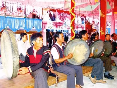 Tiệc cưới diễn ra thân mật, đầm ấm, gọn ghẽ, mang ấn tượng đẹp về văn hóa độc đáo của cả xứ Voi Đăk Lăk lẫn xứ Hoa Lâm Đồng. Tan tiệc, hai họ lại lên lưng voi tiễn dâu đến hết thị trấn. Tại đó, đoàn ô tô phía đàng trai đã chờ sẵn để đón dâu qua vùng đất bạt ngàn trà Bảo Lộc. Ảnh: Nguyễn Quyền (Tiền phong) Tiệc cưới diễn ra thân mật, đầm ấm, gọn ghẽ, mang ấn tượng đẹp về văn hóa độc đáo của cả xứ Voi Đăk Lăk lẫn xứ Hoa Lâm Đồng. Tan tiệc, hai họ lại lên lưng voi tiễn dâu đến hết thị trấn. Tại đó, đoàn ô tô phía đàng trai đã chờ sẵn để đón dâu qua vùng đất bạt ngàn trà Bảo Lộc. Ảnh: Nguyễn Quyền (Tiền phong)