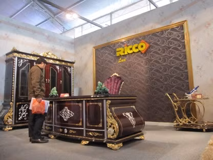 Bàn làm việc VIP có giá 250 triệu đồng, tủ đựng tài liệu VIP bên cạnh giá 303 triệu đồng, xe đẩy rượu gần đó có giá 69 triệu đồng