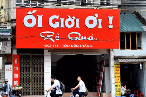 Cửa hàng 176 Tôn Đức Thắng treo một tấm biển có diện tích ngang ngửa mặt tiền cửa hàng với dòng chữ “Ối Giời Ơi! Rẻ quá” khiến cho ai đi qua cũng phải tò mò.