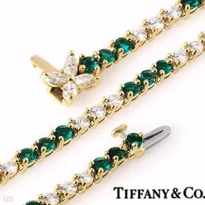 Được mang đến bởi nhãn hiệu Graff, món đồ trang sức lộng lẫy và đắt giá này được kết từ những viên kim cương và titan. Chúng được bán với giá 400.000 đô la mỹ (7,6 tỷ đồng). Ảnh: Internet Được mang đến bởi nhãn hiệu Graff, món đồ trang sức lộng lẫy và đắt giá này được kết từ những viên kim cương và titan. Chúng được bán với giá 400.000 đô la mỹ (7,6 tỷ đồng). Ảnh: Internet