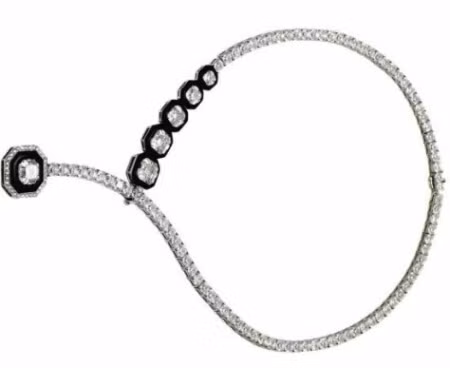 Điểm nhấn chính của dây chuyền Royal Asscher Diamond Platinum là 5 viên kim cương lớn màu đen với những vết cắt mã não, 96 viên kim cương nhỏ hơn trọng lượng từ 0,5-0,6 carat tô điểm cho toàn bộ sợi dây. Lõi của nữ trang cấu tạo từ bạch kim, tổng trị giá toàn bộ trang sức khoảng 1,8 triệu USD do Lita Asscher, thuộc nhóm thiết kế Royal Asscher chế tác. Ảnh: World Most Expensive Điểm nhấn chính của dây chuyền Royal Asscher Diamond Platinum là 5 viên kim cương lớn màu đen với những vết cắt mã não, 96 viên kim cương nhỏ hơn trọng lượng từ 0,5-0,6 carat tô điểm cho toàn bộ sợi dây. Lõi của nữ trang cấu tạo từ bạch kim, tổng trị giá toàn bộ trang sức khoảng 1,8 triệu USD do Lita Asscher, thuộc nhóm thiết kế Royal Asscher chế tác. Ảnh: World Most Expensive