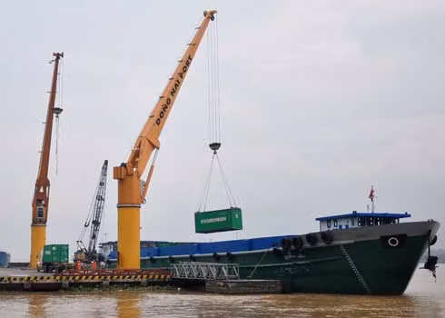 Cước tàu biển tăng khiến doanh nghiệp xuất khẩu điêu đứng. Ảnh: Kiên Cường