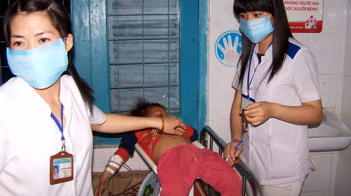 Em A Loen đang được cấp cứu tại Bệnh viện Đa khoa Kon Tum