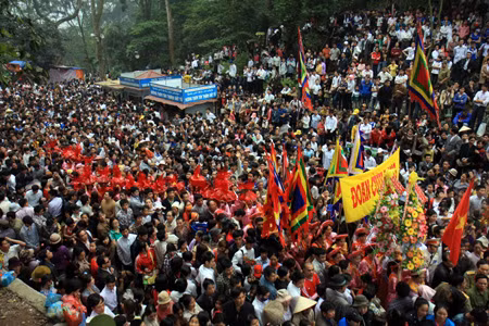 Đông đảo người dân về dự Giỗ tổ Hùng Vương- Lễ hội Đền Hùng năm 2011. Ảnh: Quốc Khánh, TTXVN Đông đảo người dân về dự Giỗ tổ Hùng Vương- Lễ hội Đền Hùng năm 2011. Ảnh: Quốc Khánh, TTXVN