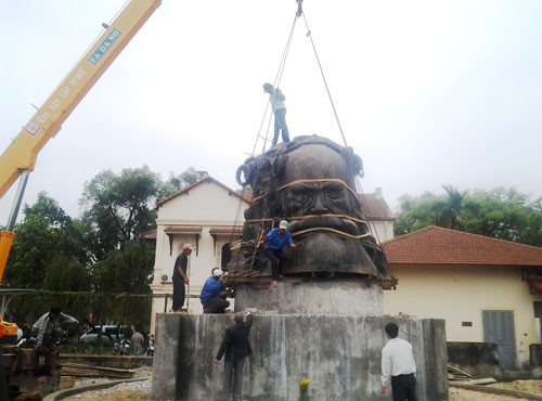 Bức tượng được đặt tại vị trí mới Bức tượng được đặt tại vị trí mới