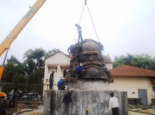 Bức tượng được đặt tại vị trí mới