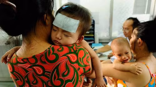 Bệnh nhi mắc bệnh tay chân miệng chờ khám tại khoa nhiễm Bệnh viện Nhi đồng 1 TP.HCM chiều 10-3. Ảnh: Thuận Thắng